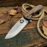 El Yapımı Kurt İşlemeli Katlanabilir Çakı | Doğal Ceviz Kabze & Deri Kılıf