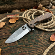 El Yapımı Kurt İşlemeli Katlanabilir Çakı | Doğal Ceviz Kabze & Deri Kılıf